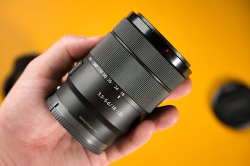 Turuncu Yüzeyde Siyah Kamera Lensi