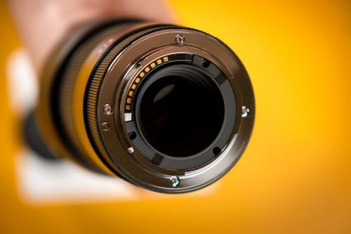 Obiettivo Della Fotocamera Nero Su Superficie Gialla