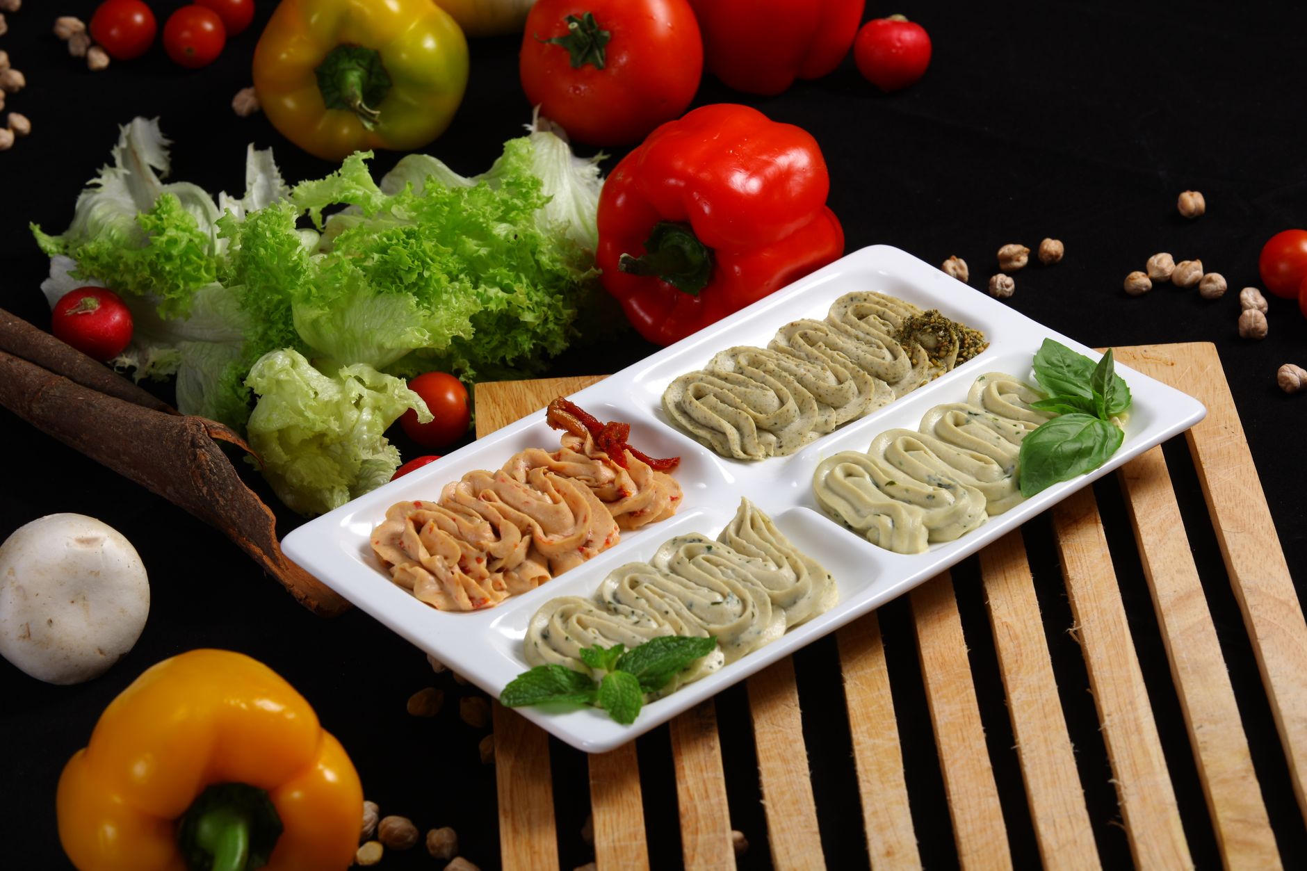 Verduras con dip Palitos de verduras frescas con un dip saludable en un recipiente pequeño.
