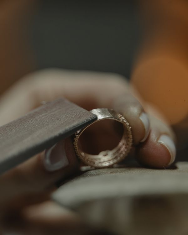Anello d’oro rifinito con la lima