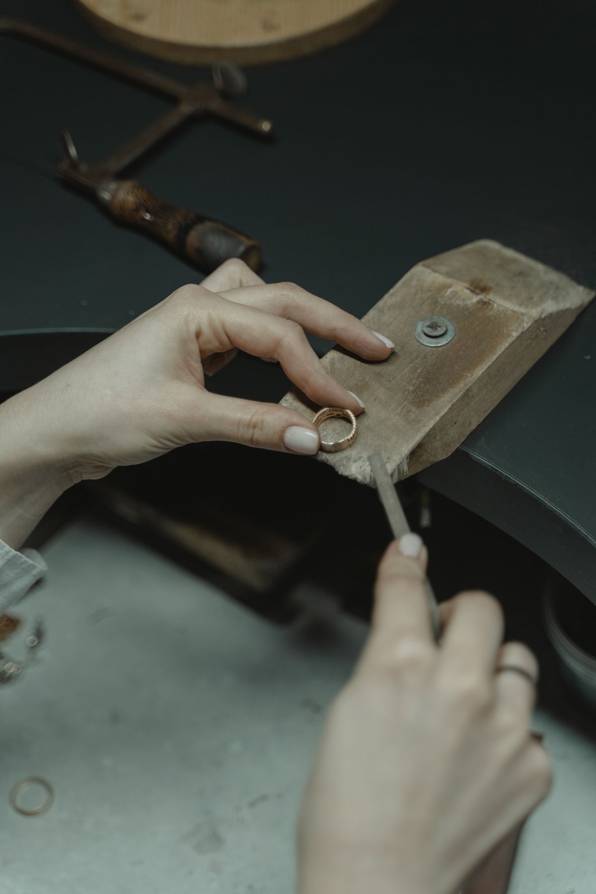 Lavorazione artigianale di un gioiello