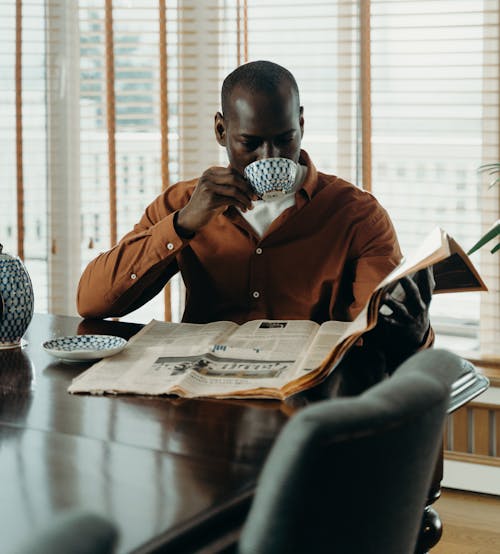 Kostenlos Kostenloses Stock Foto zu afroamerikanischer mann, getränk, kaffee Stock-Foto
