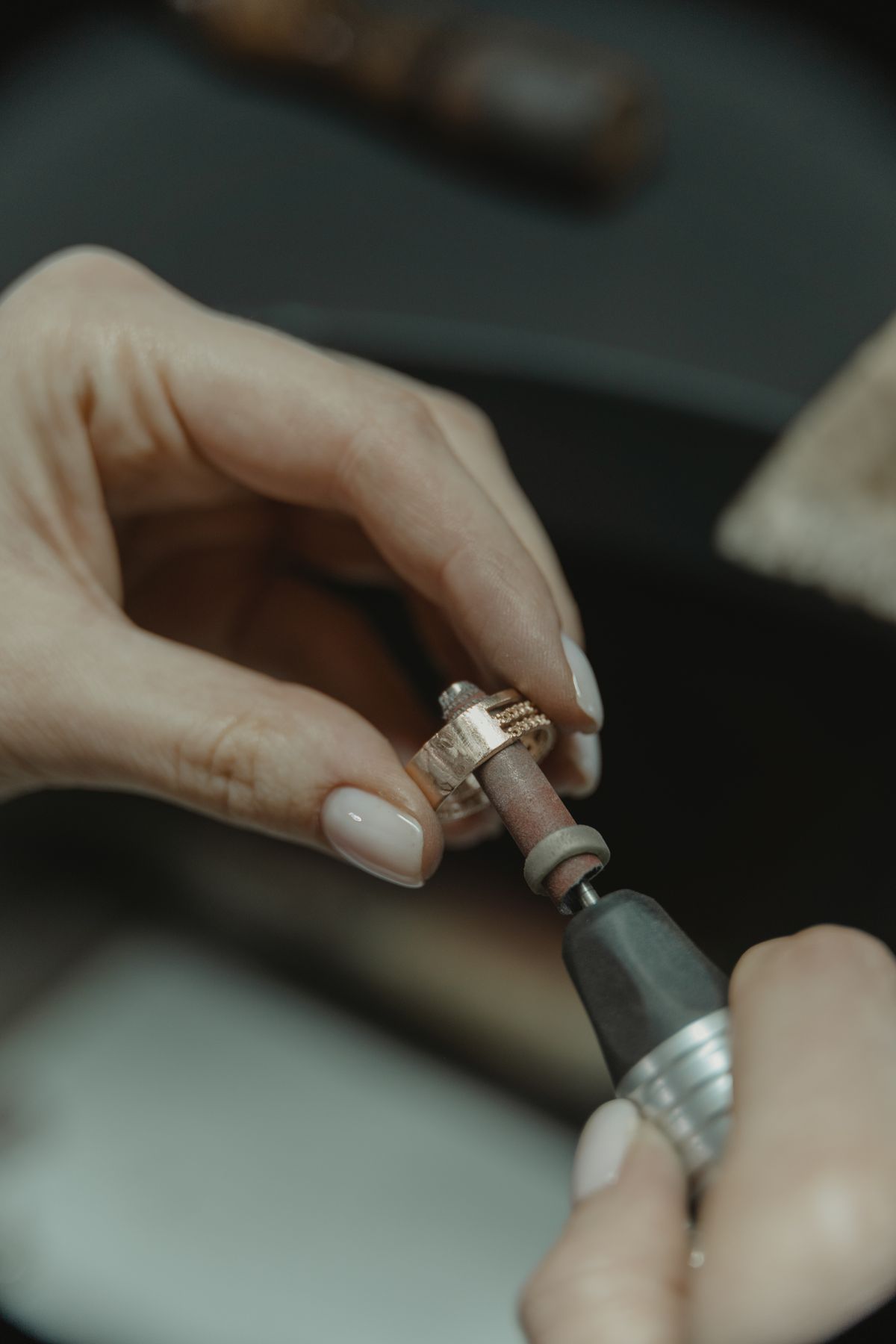Joyero puliendo un anillo con un torno de precisión