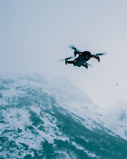 Drone Preto E Branco Voando Sobre A Montanha Coberta De Neve