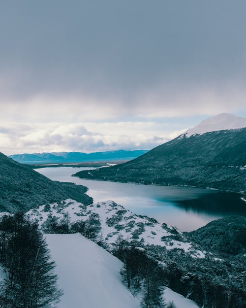 бесплатная Озеро посреди гор Стоковое фото