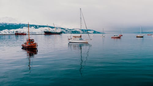 無料 海の白と青のボート 写真素材