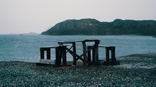 Bacino Di Legno Marrone Sul Mare