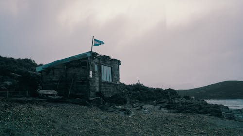 Casa De Madeira Branca E Azul Na Areia Cinza