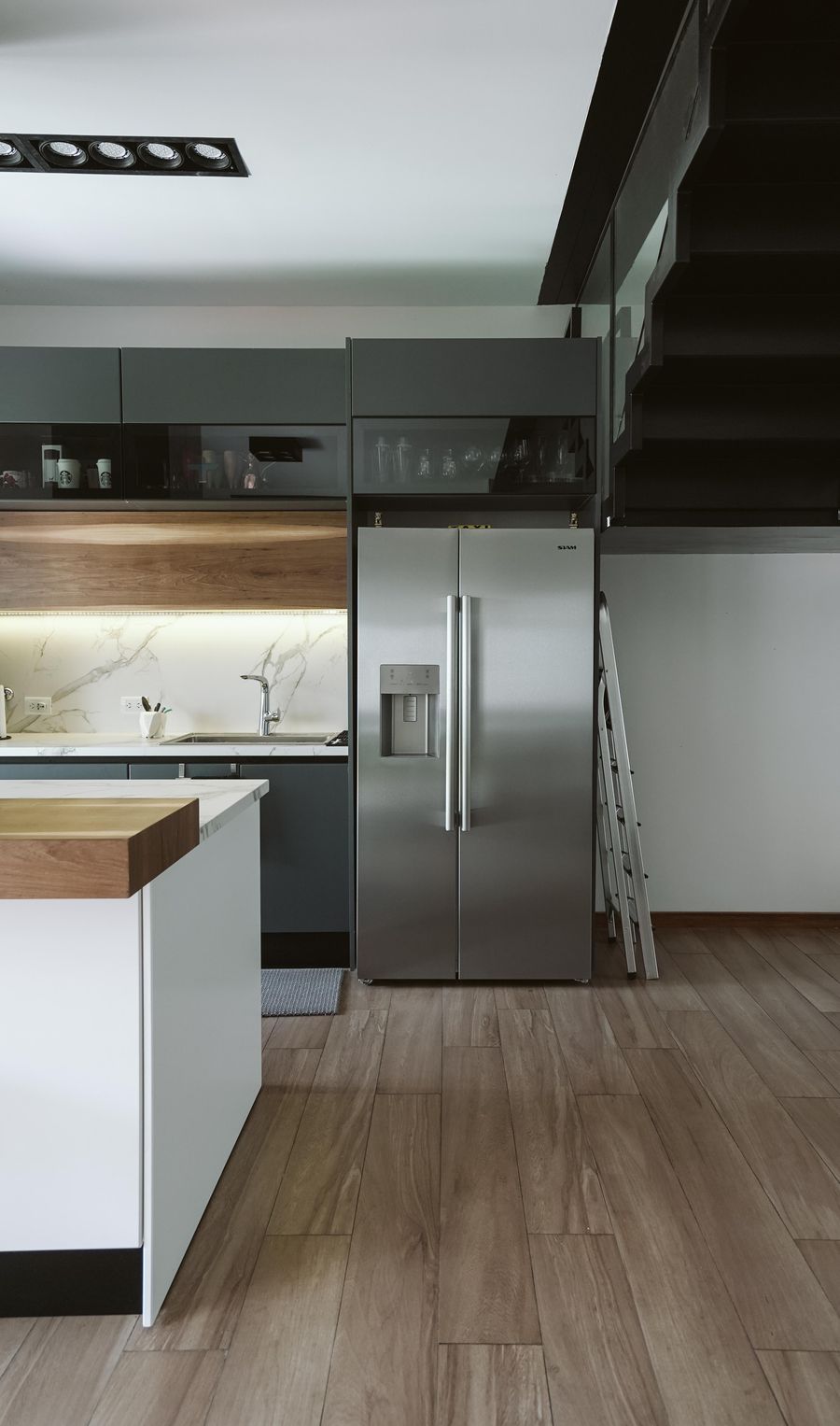 Cuisine minimaliste avec marbre et bois