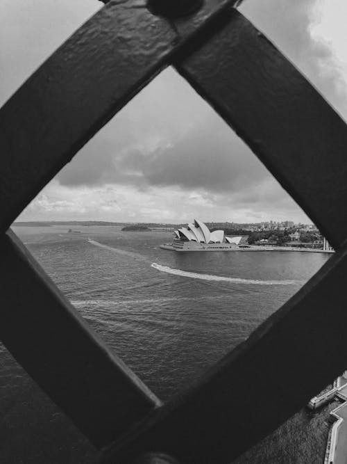 Foto Grayscale Dari Dua Kapal Di Laut