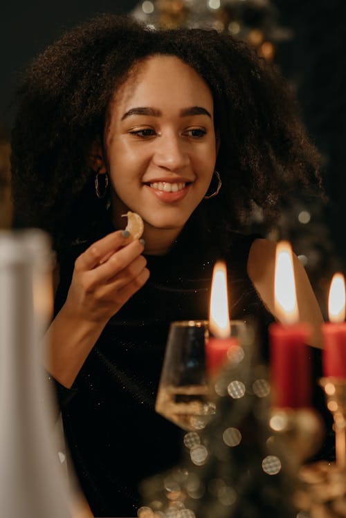 Gratis Wanita Tersenyum Memegang Lilin Yang Menyala Foto Stok