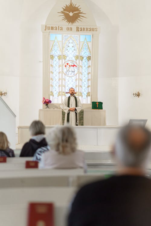 Persone Sedute Sulle Sedie All'interno Della Chiesa