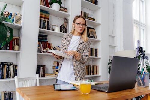 Gratis lagerfoto af arbejder, bærbar computer, blondine