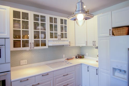 бесплатная Белый деревянный кухонный шкаф с белым деревянным кухонным шкафом Стоковое фото