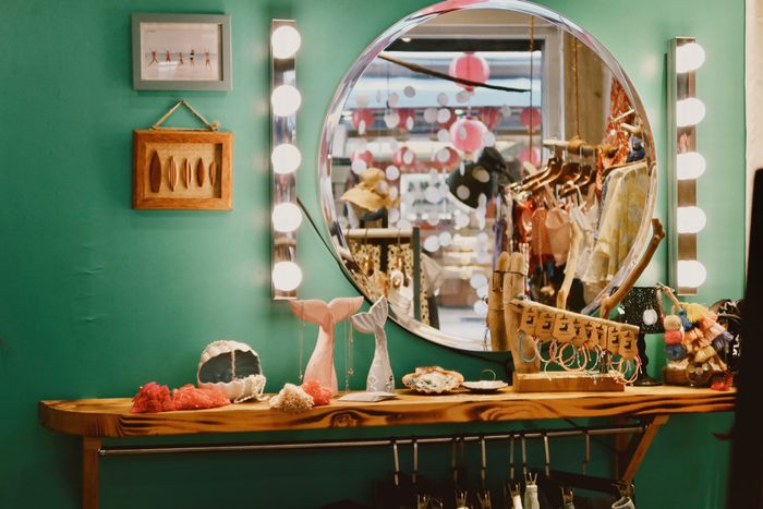 Vintage dressing room with a round mirror — photo by Teresa Jang on Pexels