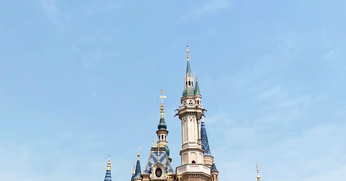 The 10 largest theme parks by annual attendance The 10 largest theme parks by annual attendance