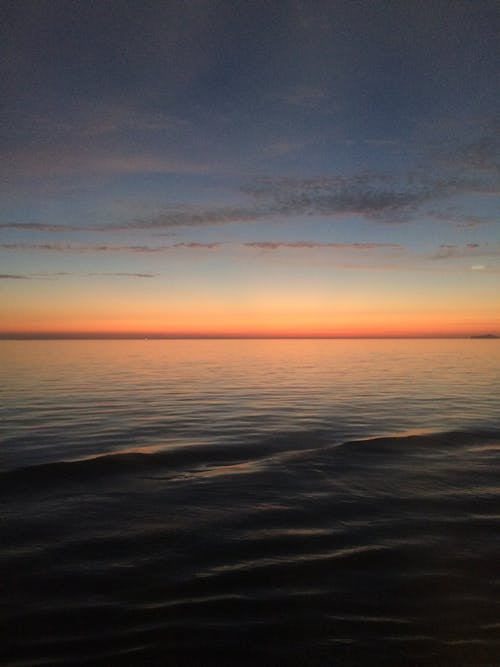 Waterlichaam Onder Blauwe Hemel Tijdens Zonsondergang