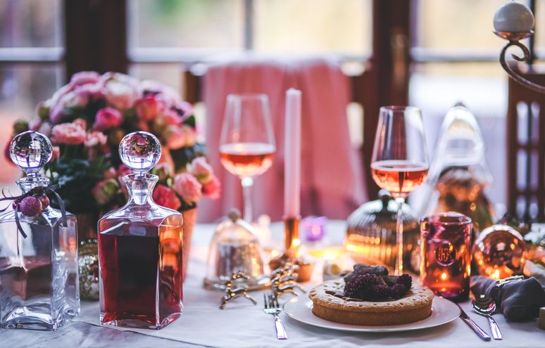 Online dating: starting a conversation on a niche platform