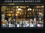 伦敦书店通过经典的橱窗舒适地展示各种书籍