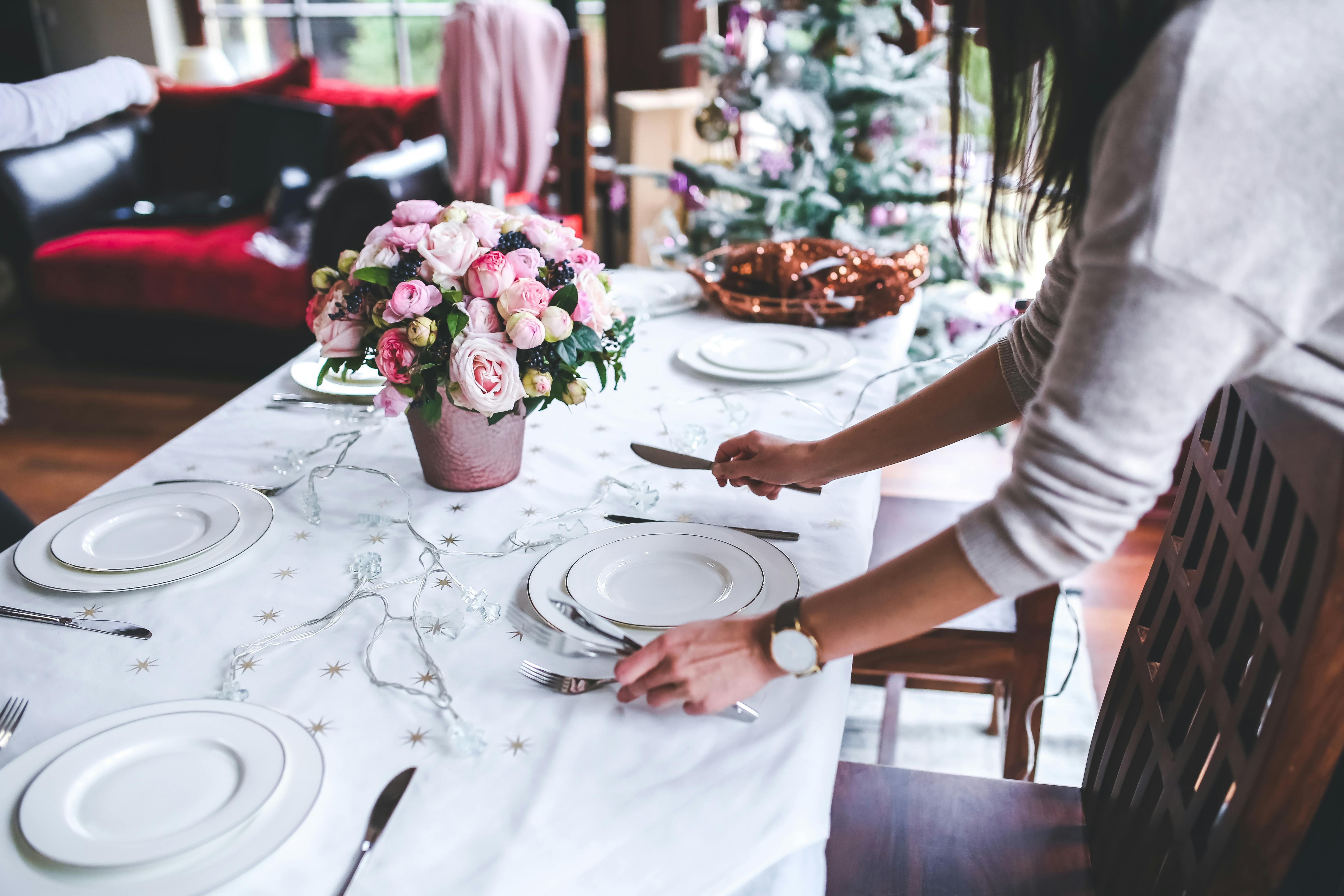 Woman preparing the table at a restaurant. | Photo: Pexels