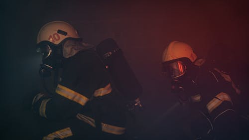 Darmowe zdjęcie z galerii z bezpieczeństwo, dym, hełmy