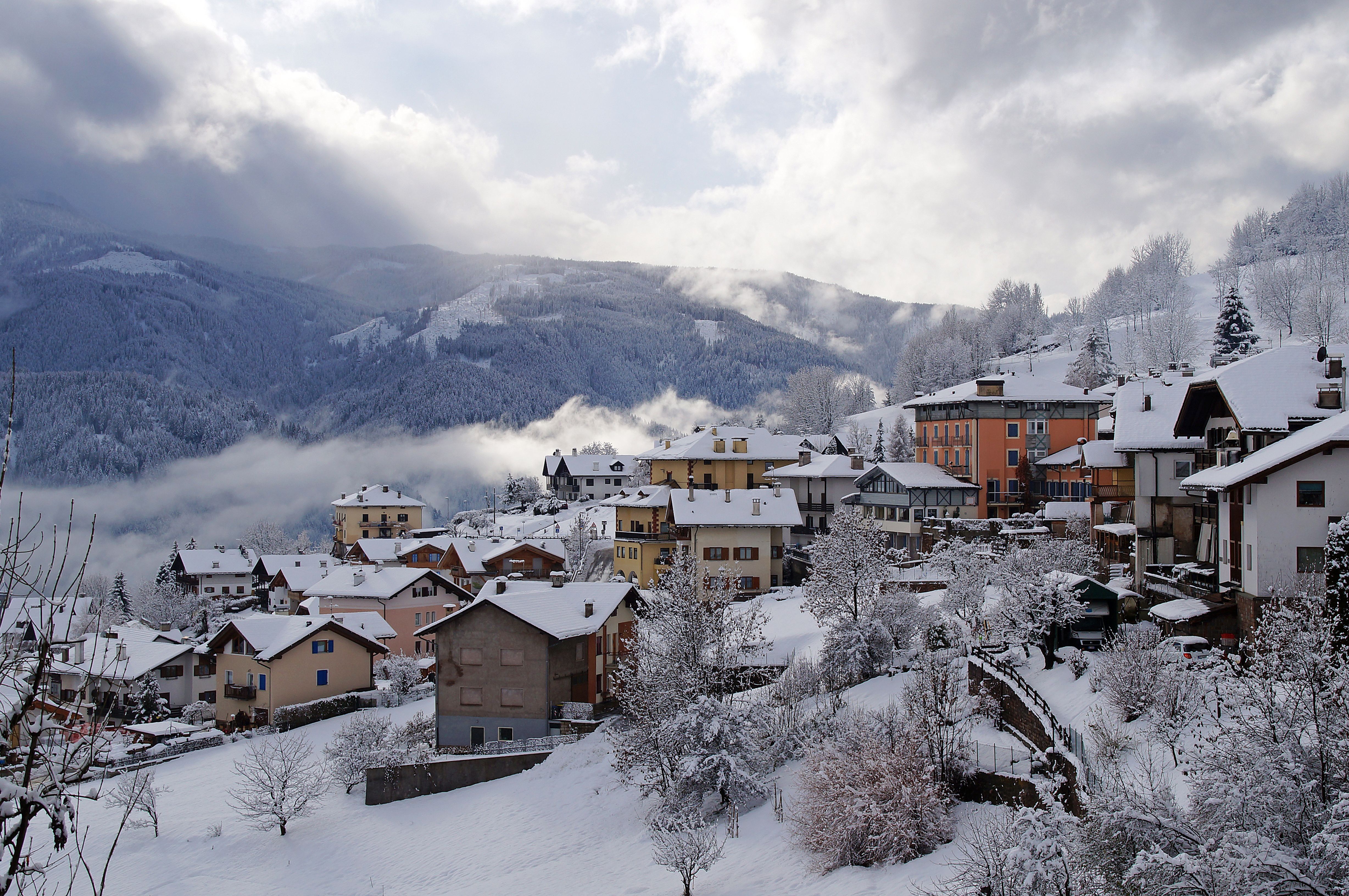 Gratis Case Di Cemento Bianche E Marroni Vicino Alla Montagna Sotto Le Nuvole Bianche Foto a disposizione