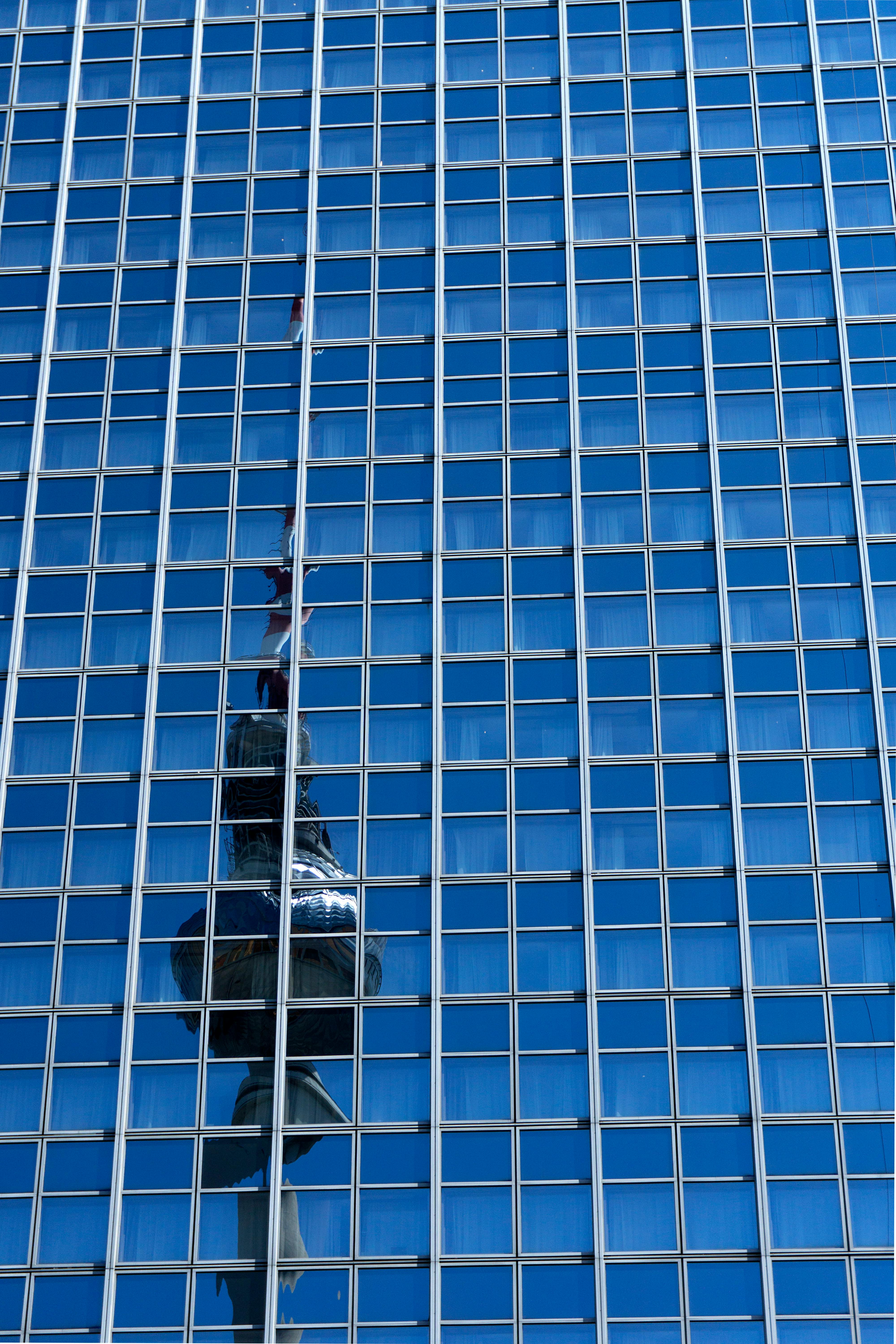 無料 青いガラスの建物の黒いケーブルカー 写真素材