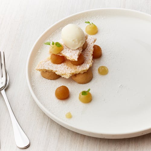 Plato De Cerámica Blanca Con Pan Y Huevo