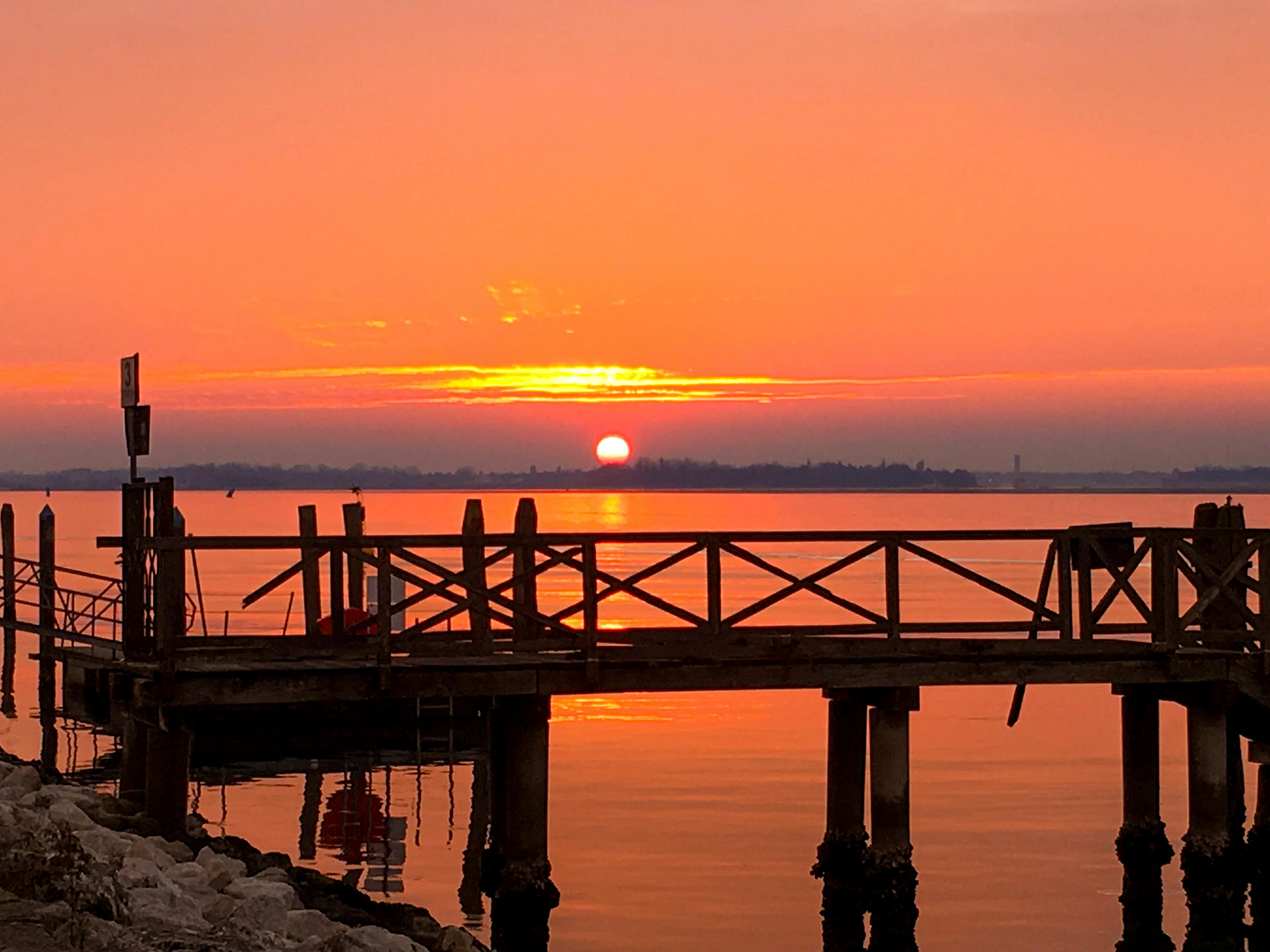 Elegantes Besteckset auf modernem Küchentisch