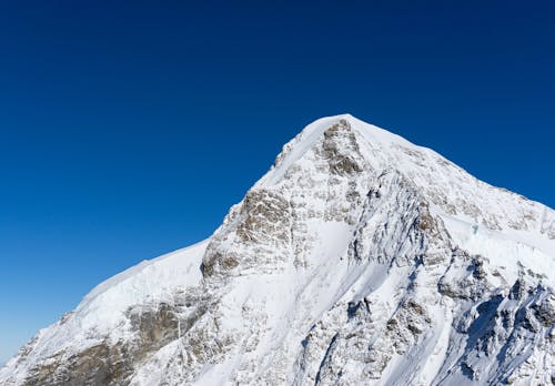 Sneeuw Bedekte Berg Onder Blauwe Hemel