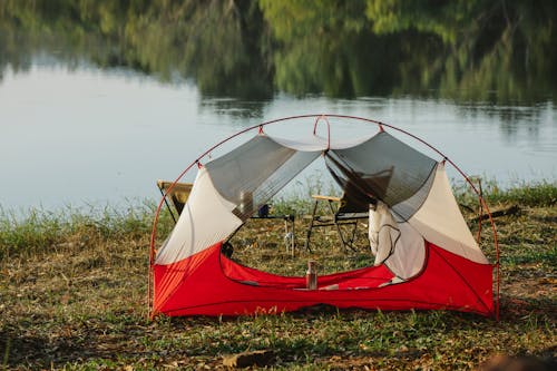 Tenda Merah Putih Di Rumput Hijau Dekat Danau