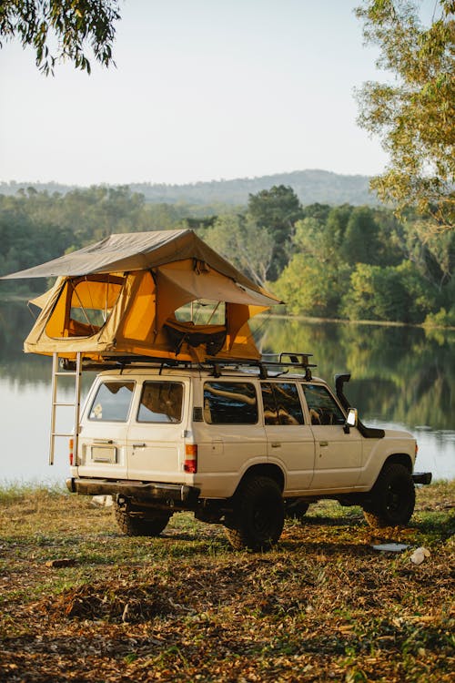 Free Tent on roof of car on lakeside Stock Photo