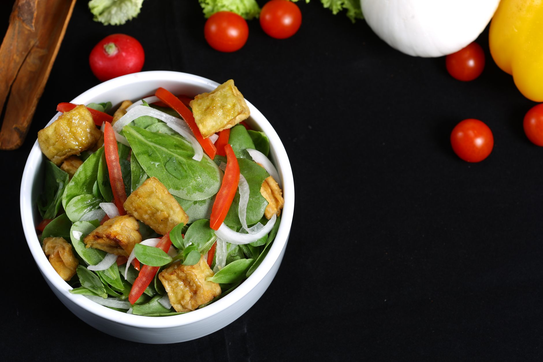 Bol de ensalada saludable Ensalada fresca con varios ingredientes en un bol