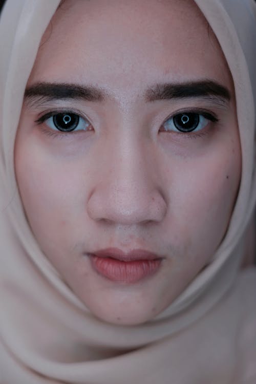 Selfie를 복용하는 흰색 Hijab에 여자