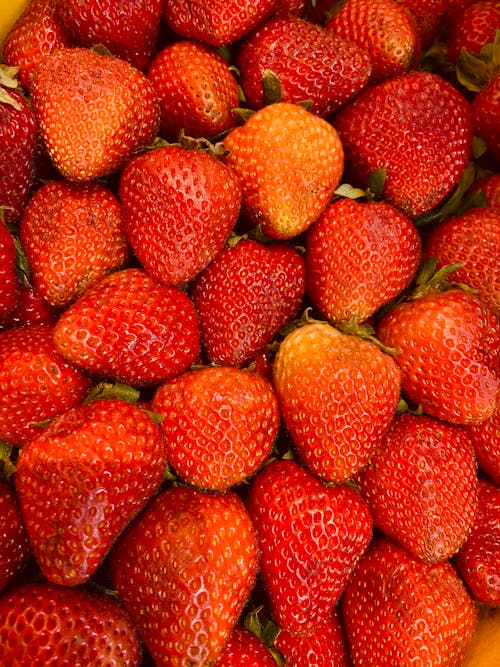 무료 검은 표면에 빨간 딸기 스톡 사진