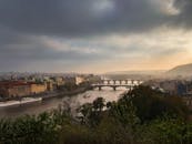 黄昏时分，布拉格的桥梁与伏尔塔瓦河映照出历史悠久的建筑，景色美丽