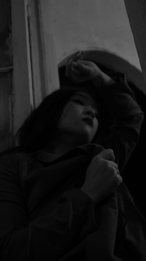 Free Expressive monochrome portrait of a woman posing indoors at night. Stock Photo
