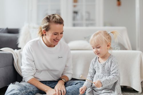 Free A joyful mother and daughter duo playing xylophone together in a cozy living room. Stock Photo