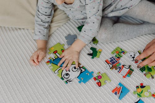 Immagine gratuita di bambino, giocando, puzzle