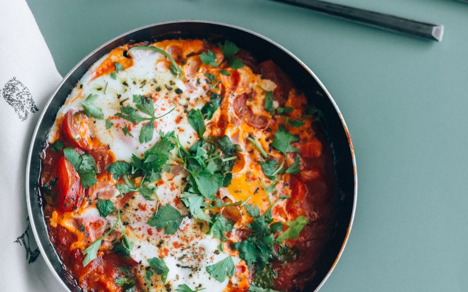 Foto de Shakshuka com queijo e pão tostado
