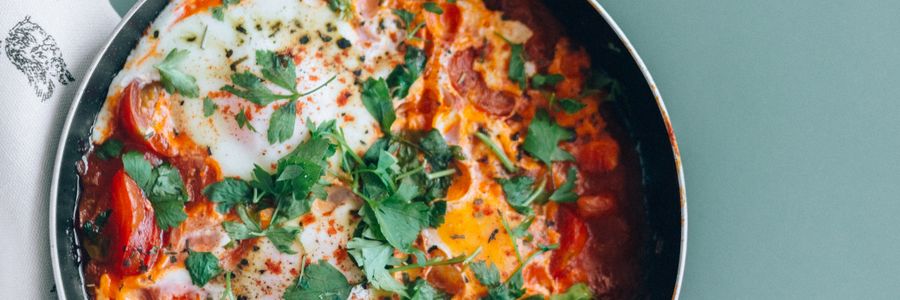 Foto de Shakshuka com queijo e pão tostado