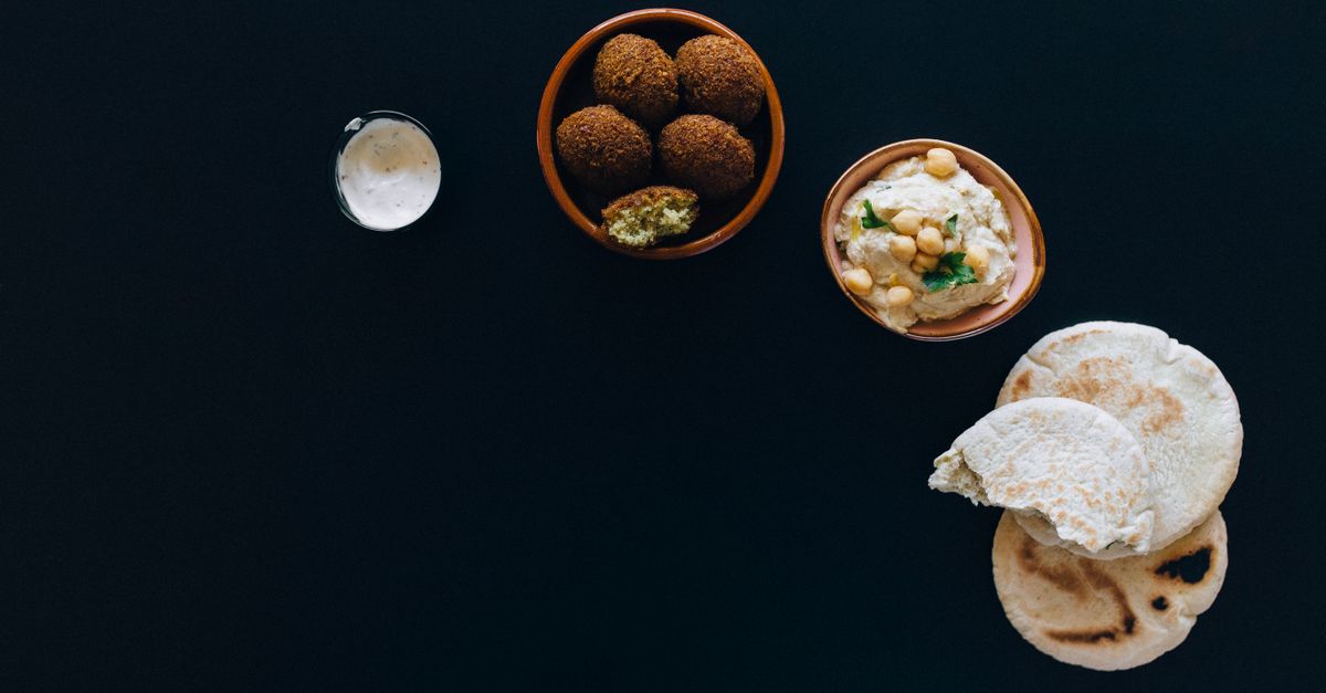 Falafel al horno con tahini y ensalada israelí Falafel al horno con tahini y ensalada israelí