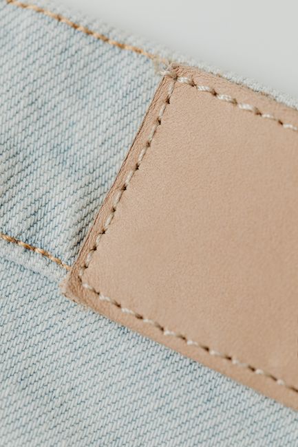 2. Bawahan: Jeans Robek, Rok Kulit, dan Celana Cargo 2. Bawahan: Jeans Robek, Rok Kulit, dan Celana Cargo