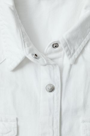 ปกเสื้อเชิ้ตสีขาวระยะใกล้