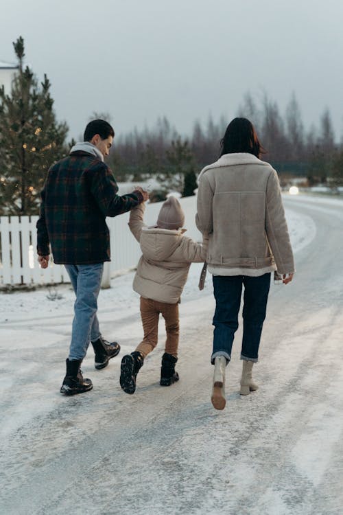 Ilmainen kuvapankkikuva tunnisteilla kävely, luminen, perhe