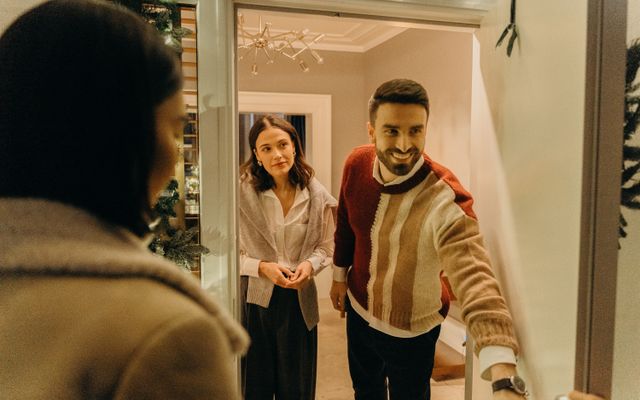 Vuoi vendere casa a Vicenza? Ecco 3 trucchi che conquistano davvero l’acquirente – Keyspace – Agenzia immobiliare a Vicenza e provincia coppia visita casa