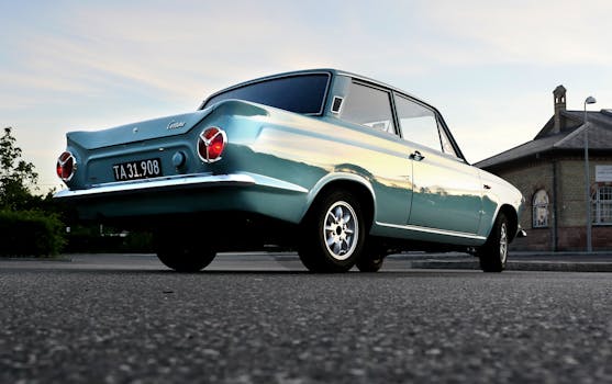 日落时分，一辆老式福特汽车停在城市街道上的低角度镜头