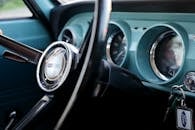 特写镜头中的老式汽车方向盘和仪表板设计经典