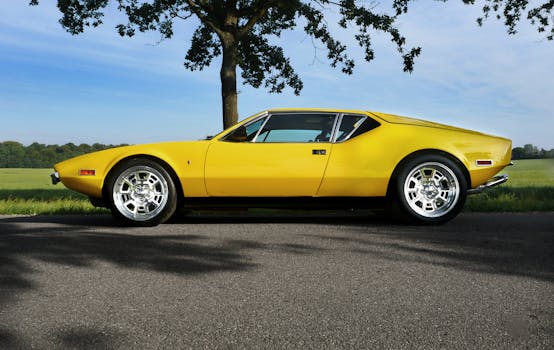 一辆黄色老式敞篷车停在阳光明媚的乡村公路上，展现出经典的设计