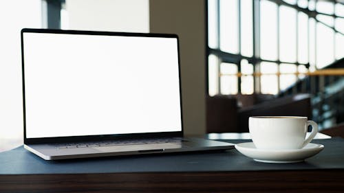 Gratis lagerfoto af bærbar computer, blank skærm, bord